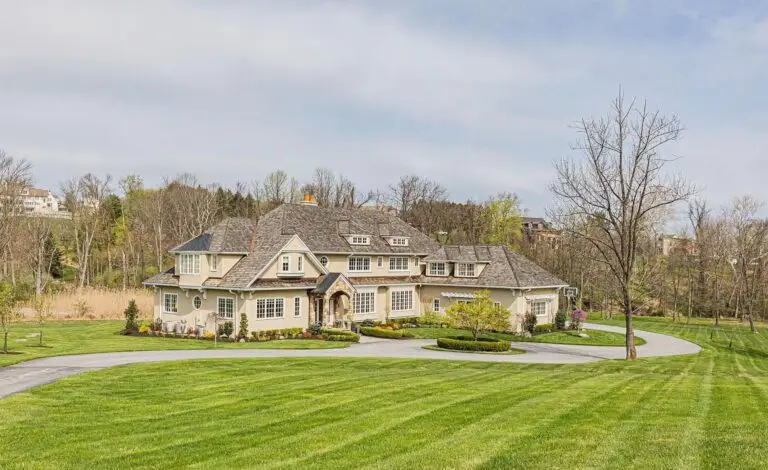 5 Winter Meadow Ln, Malvern